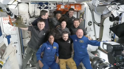NASA hoãn chuyến bay 'giải cứu' phi hành gia kẹt trên ISS- Ảnh 1. Các phi hành gia chụp ảnh chung sau khi tàu Starship cập bến ISS ngày 6-6-2024 - Ảnh: AFP