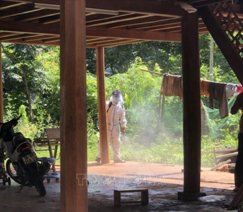 Đã khống chế ổ dịch bạch hầu ở Thanh Hóa- Ảnh 1. Nhân viên y tế phun Cloramin B nồng độ 0,1% Clo hoạt tính tại khu vực nhà của bệnh nhân mắc bạch hầu ở Mường Lát - Ảnh: TTXVN