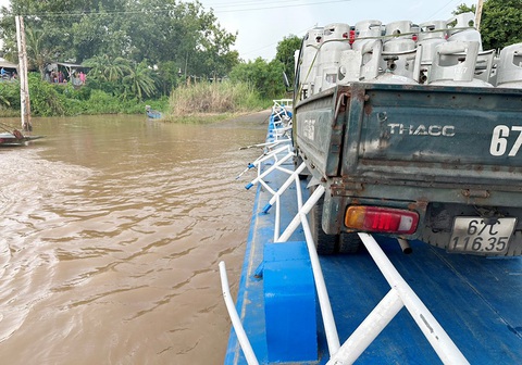 Tạm dừng bến phà nối Phú Tân và Chợ Mới chờ điều tra tai nạn- Ảnh 1. Bến phà có phà chở khách bị tàu biển tông trúng - Ảnh: Công an An Giang