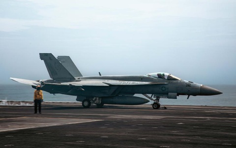 Mỹ triển khai máy bay chiến đấu tới Trung Đông- Ảnh 1. Một chiếc máy bay F/A-18E Super Hornet chuẩn bị cất cánh từ tàu sân bay USS Theodore Roosevelt vào ngày 31-7 năm nay - Ảnh: HẢI QUÂN MỸ