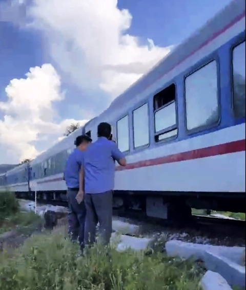 Tàu SE2 trật bánh ở Huế, đường sắt Bắc Nam lại tạm thời tê liệt- Ảnh 1. Tàu SE2 trật bánh khi qua địa phận huyện Phú Lộc, Thừa Thiên Huế chiều 7-8 - Ảnh: MXH