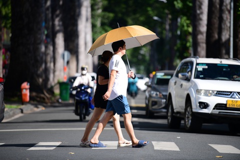 Thời tiết hôm nay 8-8: Bắc Bộ, Trung Bộ nắng gay gắt; Nam Bộ giảm mưa- Ảnh 1. Thời tiết hôm nay 8-8: Bắc Bộ, Trung Bộ nắng gay gắt; Nam Bộ giảm mưa- Ảnh 1.