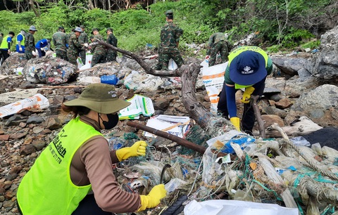 Thợ lặn xuống biển Côn Đảo gỡ rác thải đại dương mắc kẹt dưới rạn san hô- Ảnh 6. Thợ lặn xuống biển Côn Đảo gỡ rác thải đại dương mắc kẹt dưới rạn san hô- Ảnh 6.