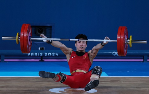 Đô cử Trịnh Văn Vinh không thành công trong 3 lần cử giật đầu tiên và sớm bị loại khỏi nội dung thi đấu hạng cân 61kg nam cử tạ Olympic 2024 - Ảnh: REUTERS Thất bại cả 3 lần cử giật, Trịnh Văn Vinh sớm bị loại tại Olympic 2024- Ảnh 1.