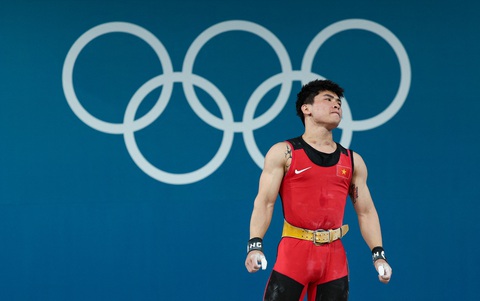 Thất bại cả 3 lần cử giật, Trịnh Văn Vinh sớm bị loại tại Olympic 2024- Ảnh 2. Nỗi thất vọng của Trịnh Văn Vinh - Ảnh: REUTERS