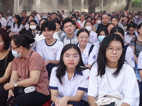 Tuyển sinh lớp 10 năm 2025: TP.HCM sẽ công bố đề minh họa- Ảnh 1. Học sinh lớp 9 tìm hiểu về tuyển sinh lớp 10 năm 2024 ở Trường THPT chuyên Lê Hồng Phong - Ảnh: NHƯ HÙNG