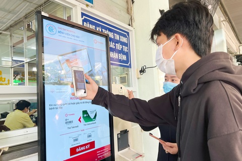 Báng hướng dẫn thao tác đặt lịch khám bệnh qua app ở Bệnh viện Chợ Rẫy - Ảnh: YẾN TRINH Đặt lịch khám bệnh qua app nhanh và tiện- Ảnh 2.