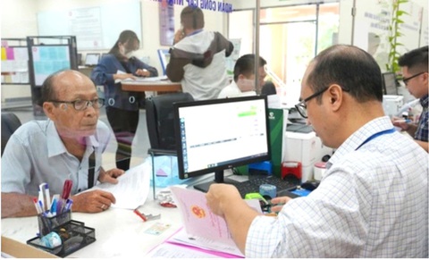 TP.HCM: 4 đầu mối cơ quan tiếp nhận và cấp giấy chứng nhận về đất đai từ 1-8- Ảnh 1. Người dân làm thủ tục nhà đất tại UBND quận Tân Phú, TP.HCM - Ảnh: HỮU HẠNH