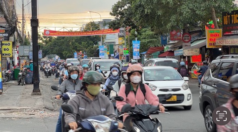 'Hố tử thần' xuất hiện giữa đường sau một ngày đêm vẫn chưa có đơn vị nào xử lý- Ảnh 4. Bình thường mỗi buổi sáng, chiều là kẹt xe, nay lại xuất hiện