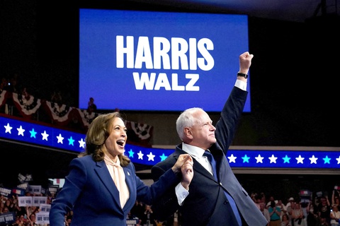 Màn ra mắt đầy sôi động của Harris - Walz- Ảnh 1. Bà Kamala Harris và ông Tim Walz ra mắt ở Philadelphia vào tối 6-8 - Ảnh: Reuters
