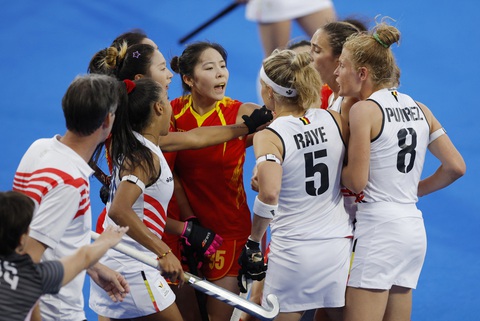 NÓNG: Tuyển nữ Trung Quốc ẩu đả với Bỉ tại bán kết khúc côn cầu Olympic 2024- Ảnh 1. Tuyển khúc côn cầu nữ Trung Quốc (áo đỏ) xô xát với tuyển Bỉ - Ảnh: REUTERS