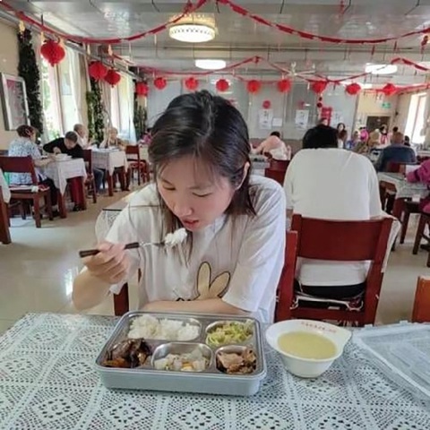 Cô gái 38 tuổi vào viện dưỡng lão để chữa lành- Ảnh 2. Chi phí rẻ của viện dưỡng lão giúp hành trình chữa lành của cô gái không quá nhiều áp lực.