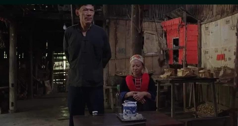 Tranh cãi quanh phim Đi giữa trời rực rỡ: Đừng nghĩ cứ khoác trang phục dân tộc vào là hiểu họ- Ảnh 6. Theo bà Thanh, chi tiết người phụ nữ ngồi quay mông với phía bàn thờ được xem là tối kị - Ảnh chụp màn hình