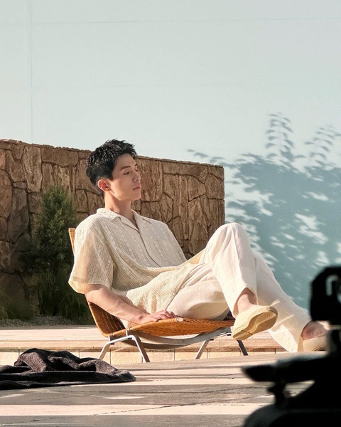 Thực hư chuyện 'thần chết' Lee Dong Wook kết hôn?- Ảnh 5. Mỹ nam xứ Hàn đang có kỳ nghỉ tại châu Âu sau khi phim đóng máy.