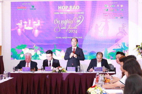 Tổng biên tập báo Tuổi Trẻ Thủ Đô Nguyễn Mạnh Hưng thông tin về chương trình tại buổi họp báo - Ảnh: BTC Giao lưu với nhóm bạn trẻ phục chế miễn phí hàng trăm ảnh liệt sĩ- Ảnh 1.
