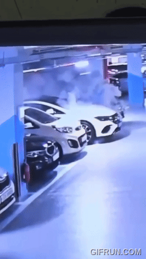 Xe điện Mercedes-Benz phát nổ: 23 người nhập viện, 70 xe xung quanh bị phá hủy- Ảnh 1. Thời điểm chiếc xe điện Mercedes-Benz EQE bốc cháy vào đầu tháng 8 tại Hàn Quốc - Ảnh cắt từ video, nguồn: Carscoops