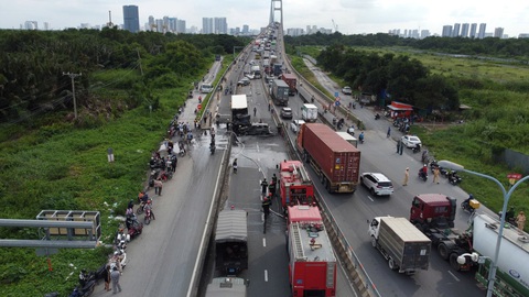 Nhiều xe tông liên hoàn trên cầu Phú Mỹ, ô tô bốc cháy, công an đang phong tỏa- Ảnh 7. Nhiều xe tông liên hoàn trên cầu Phú Mỹ, ô tô bốc cháy, công an đang phong tỏa- Ảnh 7.