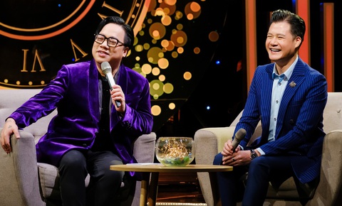 Ca sĩ Quang Dũng (phải) và MC Tùng Leo trong chương trình Trò chuyện cùng thời gian - Ảnh: HTV Ca sĩ Quang Dũng (phải) và MC Tùng Leo trong chương trình Trò chuyện cùng thời gian - Ảnh: HTV