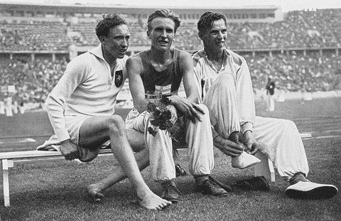 Chân chạy Phần Lan Volmari Iso-Hollo (giữa) từng bảo vệ thành công huy chương vàng ở Los Angeles 1932 và Berlin 1936 - Ảnh: GETTY Chân chạy Morocco lập kỳ tích 88 năm mới có tại Olympic- Ảnh 3.