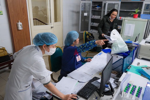 Mức phụ cấp hiện hành cho y bác sĩ đã áp dụng 13 năm và đã rất lạc hậu - Ảnh: NAM TRẦN Ca mổ lớn mới được trả 280.000 đồng, y bác sĩ lo âu- Ảnh 3.