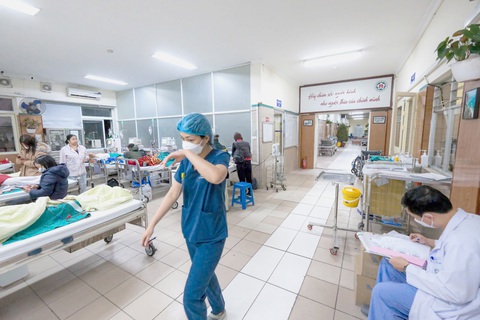 Y bác sĩ Khoa Thận - tiết niệu, Bệnh viện Bạch Mai trong một phiên trực đêm - Ảnh: NAM TRẦN Ca mổ lớn mới được trả 280.000 đồng, y bác sĩ lo âu- Ảnh 1.