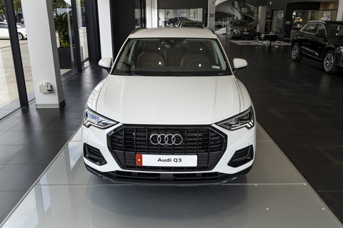 Audi Q3 2024 đổi bản mới, giá 1,89 tỉ đồng đấu Volvo XC40- Ảnh 7. Ngoài ra, Audi Q3 2024 không có thay đổi lớn nào. Đầu xe vẫn là đèn pha LED Matrix có hệ thống rửa đèn