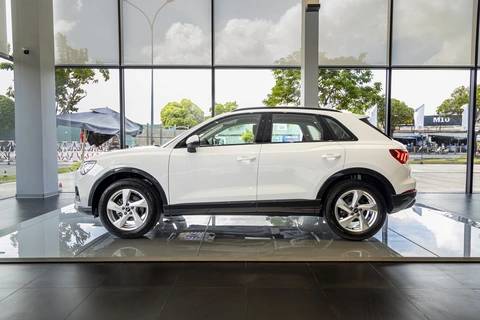 Audi Q3 có kích thước tổng thể 4.484 x 1.849 x 1.616 (mm), chiều dài cơ sở 2.677mm. Đối thủ chủ yếu ở Việt Nam là Volvo XC40 (1,79 tỉ đồng) trong khi BMW X1 đã không còn mở bán chính hãng, còn Mercedes-Benz GLA chỉ còn bản AMG hiệu suất cao giá gần 3 tỉ đồng