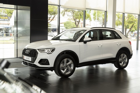 Với tên gọi đầy đủ Audi Q3 Advance Black Edition, bản 2024 thực chất vẫn tương tự Advanced 35 TFSI trước đây, song được bổ sung thêm gói ngoại thất đen thể thao (Black Edition)
