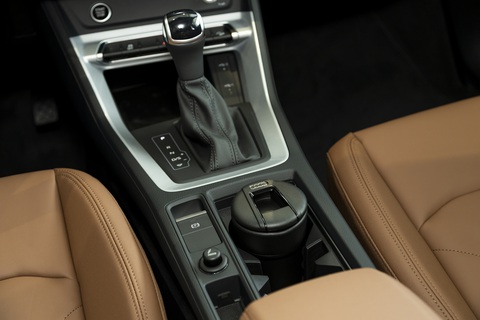 Cần số vẫn là dạng cơ truyền thống thay vì cần số điện tử như BMW X1 và Volvo XC40