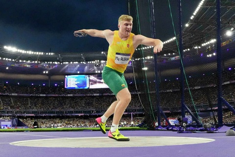 Mykolas Alekna xô ngã kỷ lục Olympic tồn tại 20 năm của cha mình- Ảnh 1. Mykolas Alekna xô ngã kỷ lục Olympic của cha mình với cú ném 69,97m