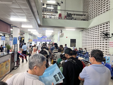 Đi khám bệnh lúc nửa đêm- Ảnh 2. Gần 0h đêm, người tới Bệnh viện Chợ Rẫy bốc số đã xếp hàng dài
