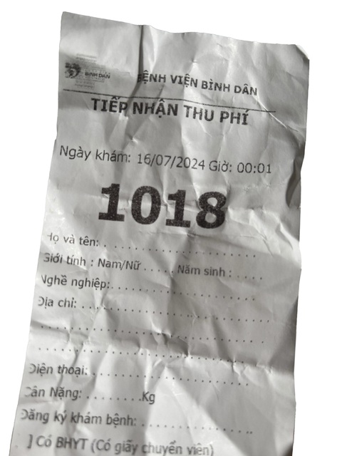 Đi khám bệnh lúc nửa đêm- Ảnh 3. Số phiếu khám bệnh được nhân viên bảo vệ Bệnh viện Bình Dân phát lúc 0h01 - Ảnh: YẾN TRINH