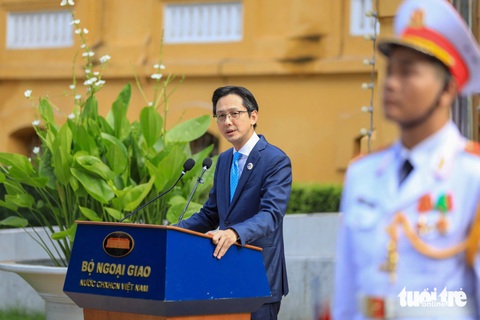 Thứ trưởng Bộ Ngoại giao Đỗ Hùng Việt phát biểu tại lễ thượng cờ ASEAN ngày 8-8 tại Hà Nội - Ảnh: DANH KHANG Lễ thượng cờ đón tuổi 57 của ASEAN ở Hà Nội- Ảnh 1.