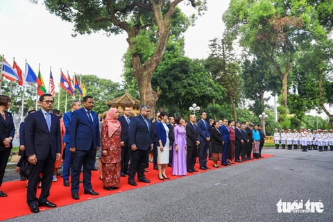 Lễ thượng cờ đón tuổi 57 của ASEAN ở Hà Nội- Ảnh 2. Lễ thượng cờ đón tuổi 57 của ASEAN ở Hà Nội- Ảnh 2.