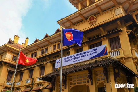 Lễ thượng cờ đón tuổi 57 của ASEAN ở Hà Nội- Ảnh 4. Với chủ trương “hợp tác, liên kết ASEAN là ưu tiên hàng đầu và là sự lựa chọn chiến lược”, Việt Nam đã luôn nỗ lực và đóng góp tận tâm vì một ASEAN đoàn kết và vững mạnh, đồng thời sẽ tiếp tục đóng góp vào sự phát triển của ASEAN trong tương lai - Ảnh: DANH KHANG