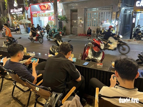 'Anh đại', 'chị đại' ở quán cà phê, khách nào chịu thấu- Ảnh 1. Nhiều người đến quán cà phê lập team chơi game, hò hét to tiếng - Ảnh: TRIỆU VÂN