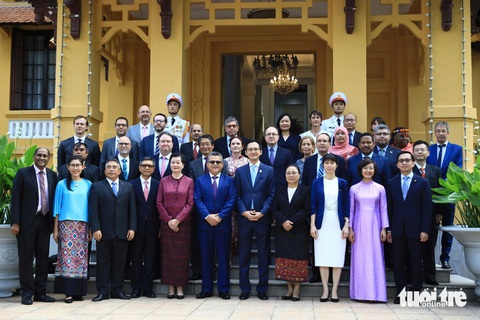 Bộ trưởng Bộ Ngoại giao Bùi Thanh Sơn: Việt Nam luôn coi ASEAN là ngôi nhà chung- Ảnh 3. Các đại sứ ASEAN và các nước đối tác chụp hình lưu niệm tại lễ thượng cờ sáng 8-8. Thứ trưởng Bộ Ngoại giao Đỗ Hùng Việt thay mặt Bộ trưởng Bùi Thanh Sơn chủ trì sự kiện năm nay - Ảnh: DANH KHANG
