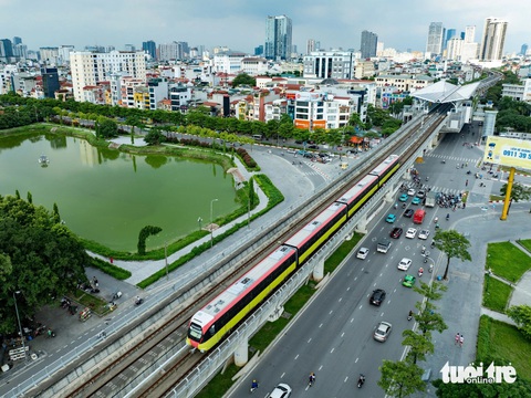 Ngày đầu metro Nhổn - ga Hà Nội hoạt động, người dân xếp hàng đi trải nghiệm- Ảnh 1. 8h sáng ngày 8-8, tuyến tàu metro Nhổn - ga Hà Nội chính thức rời sân ga Nhổn, bắt đầu khai thác thương mại - Ảnh: NAM TRẦN