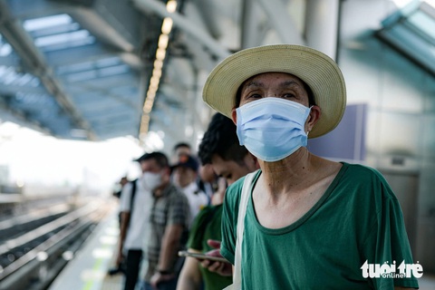 Ngày đầu metro Nhổn - ga Hà Nội hoạt động, người dân xếp hàng đi trải nghiệm- Ảnh 14. Người dân nôn nao đợi tàu vào sân ga để được đi trải nghiệm