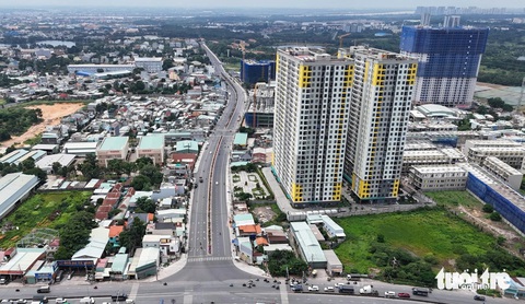 Đường Thống Nhất được ví là “tuyến đường đẹp nhất thành phố Dĩ An” đã được mở rộng lên 6 làn xe, kết nối quốc lộ 1K và xa lộ Hà Nội, bến xe miền Đông mới - Ảnh: CHÂU TUẤN Đường Thống Nhất được ví là “tuyến đường đẹp nhất thành phố Dĩ An” đã được mở rộng lên 6 làn xe, kết nối quốc lộ 1K và xa lộ Hà Nội, bến xe Miền Đông mới - Ảnh: CHÂU TUẤN