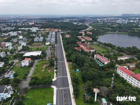 Tuyến đường mới được thành phố Dĩ An mở rộng, đi qua khu đô thị Đại học Quốc gia TP.HCM - Ảnh: CHÂU TUẤN Dĩ An từ đường ổ gà ‘xe chạy như khiêu vũ’ tới đường đẹp nhất Bình Dương- Ảnh 3.