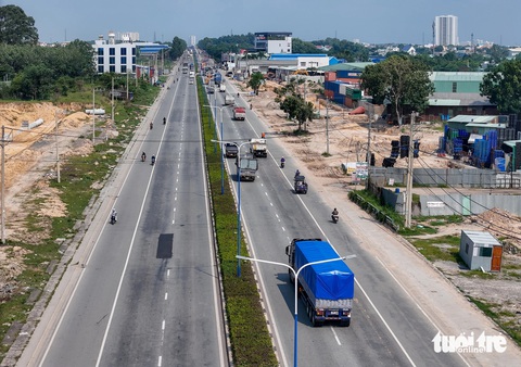Vành đai 3 TP.HCM ngang quốc lộ 13 và Mỹ Phước - Tân Vạn đang thành hình- Ảnh 4. Vành đai 3 sẽ chạy ngang qua một đoạn đường Mỹ Phước - Tân Vạn - Ảnh: CHÂU TUẤN