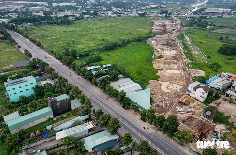Vành đai 3 TP.HCM ngang quốc lộ 13 và Mỹ Phước - Tân Vạn đang thành hình- Ảnh 7. Trong ảnh là đoạn giao vành đai 3 và đường Nguyễn Thị Minh Khai (tỉnh Bình Dương). Khu vực này nằm giữa quốc lộ 13 và đường Mỹ Phước - Tân Vạn - Ảnh: BÁ SƠN