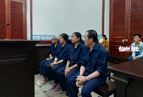 Trụ trì chùa bị người làm công quả lẻn vô phòng ăn cắp cả tỉ đồng- Ảnh 1. Các bị cáo tại tòa - ĐÌNH KHẢI