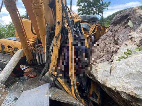 Nhiều tảng đá lăn đè chết tài xế máy xúc, người đi xe máy may mắn thoát- Ảnh 1. Hiện trường vụ sạt lở đá khiến tài xế máy xúc chết - Ảnh: Đ. DƯƠNG