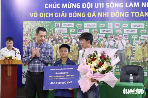 Đại diện Sở Văn hóa và Thể thao Nghệ An trao thưởng 468 triệu đồng cho đội U11 Sông Lam Nghệ An - Ảnh: DOÃN HÒA