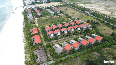 Loạt dự án ‘bất động’ giữa thành phố và ven biển Đà Nẵng: xử nghiêm nếu chủ đầu tư chây ỳ- Ảnh 4. Một dự án ven biển Đà Nẵng bỏ hoang trong thời gian dài - Ảnh: ĐOÀN CƯỜNG