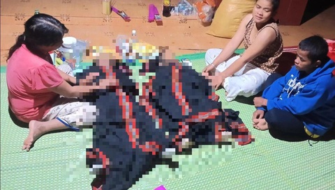 2 chị em người Cơ Tu câu cá bị chết đuối trong ao- Ảnh 1. Thi thể hai cháu bé bị đuối nước đã được lực lượng chức năng tìm thấy, bàn giao cho gia đình tổ chức mai táng - Ảnh: C.T.V