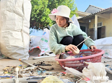 Hồ Thị Quỳnh Như phân loại đống ve chai mấy mẹ con đi nhặt, cũng là nguồn sống của cả nhà - Ảnh: TRÀN MAI Con gái thứ hai vào đại học, người cha mù gọi điện xin học bổng cho con- Ảnh 1.
