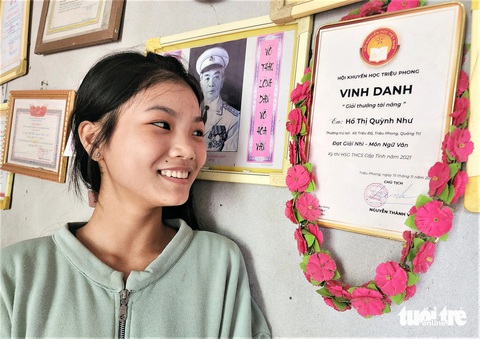 Dẫu cơ cực, Quỳnh Như vẫn luôn lạc quan, nỗ lực để tiếp tục đến trường, phấn đấu đến thành công - Ảnh: TRẦN MAI Con gái thứ hai vào đại học, người cha mù gọi điện xin học bổng cho con- Ảnh 3.